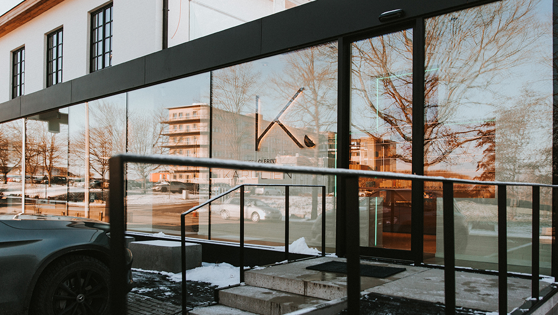 Podświetlane logo Karolien z pleksi