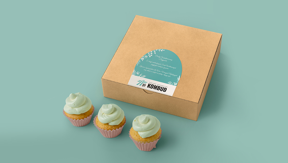 Naklejka świąteczna na pudełka prezentowe Kombud