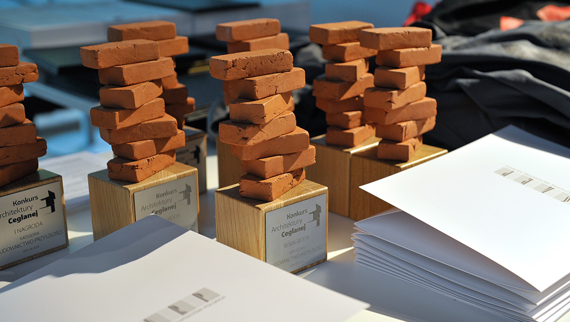 Wykonana z ceramiki statuetka Konkursu Architektury Ceglanej imitująca stos cegieł