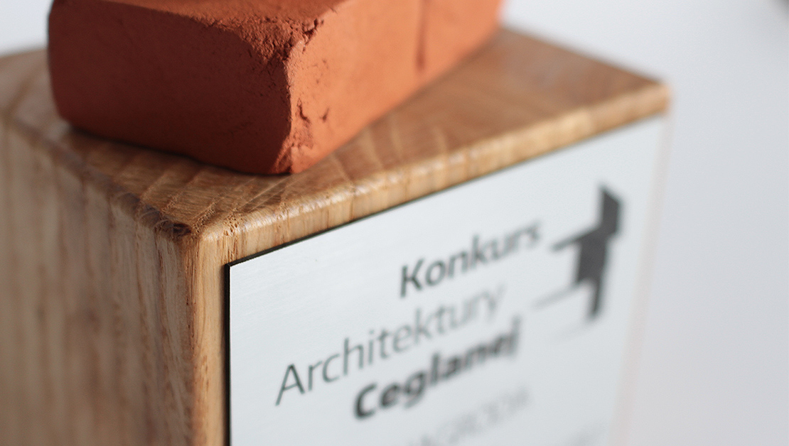 Wykonana z ceramiki statuetka Konkursu Architektury Ceglanej imitująca stos cegieł