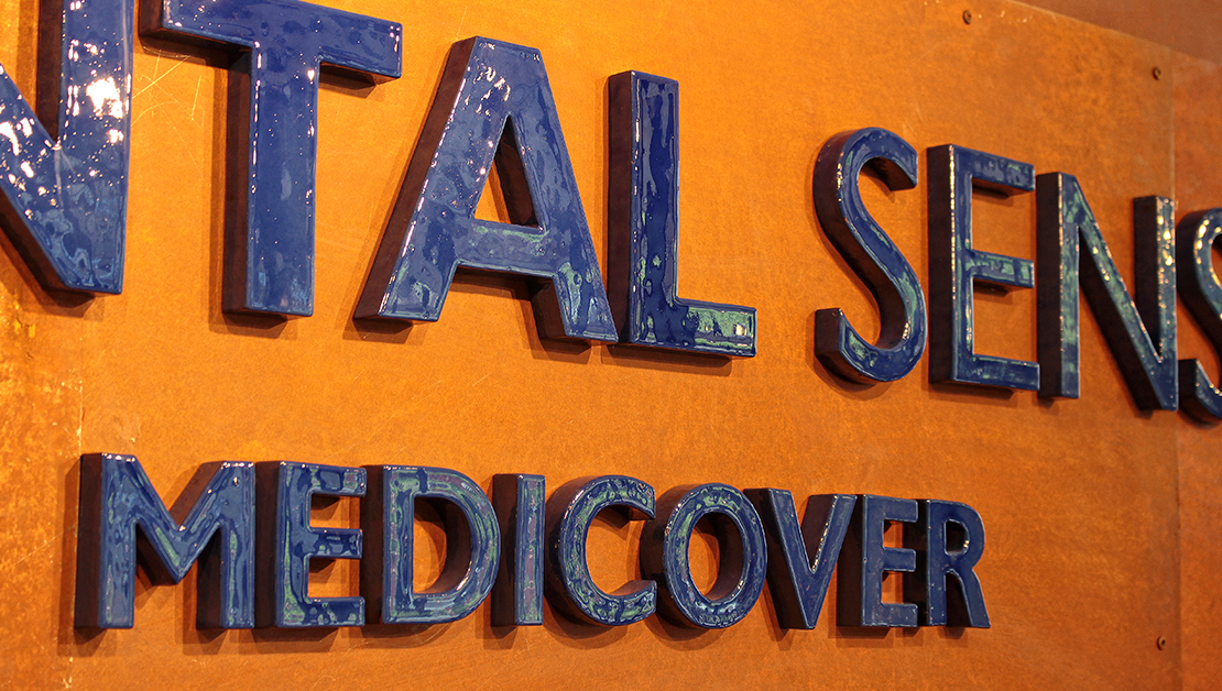 Ceramiczne logo Dental Sense Medicover