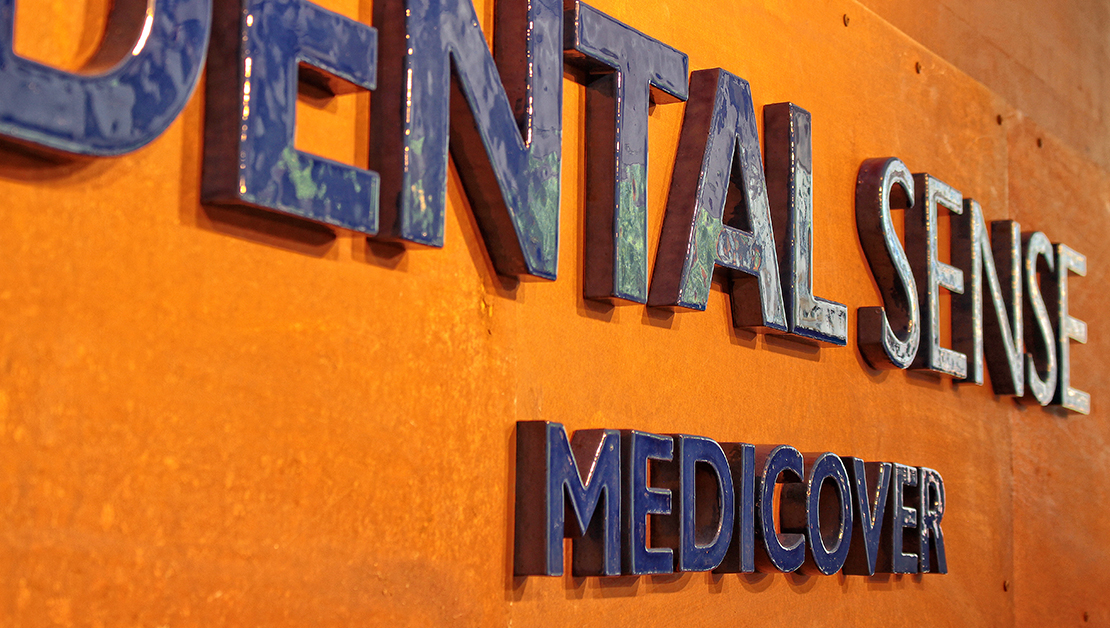 Ceramiczne logo Dental Sense Medicover