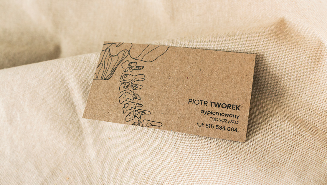 Projekt wizytówek na papierze kraftowym