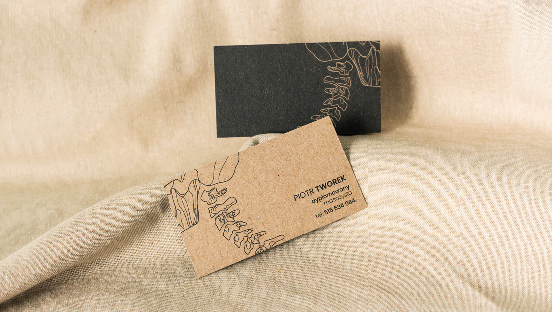 Projekt wizytówek na papierze kraftowym