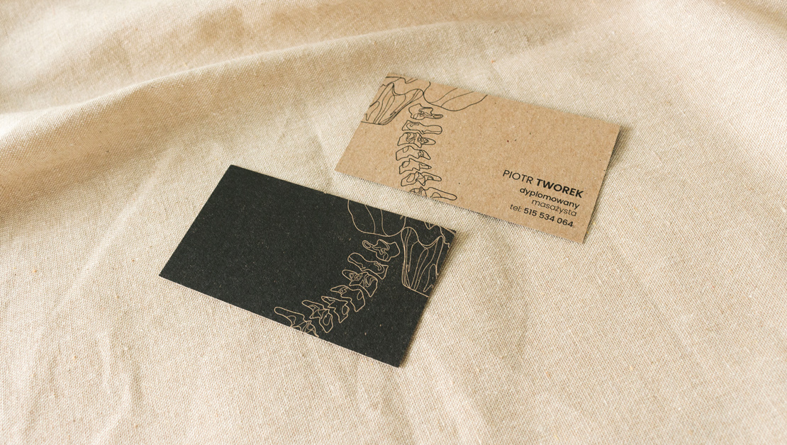 Projekt wizytówek na papierze kraftowym