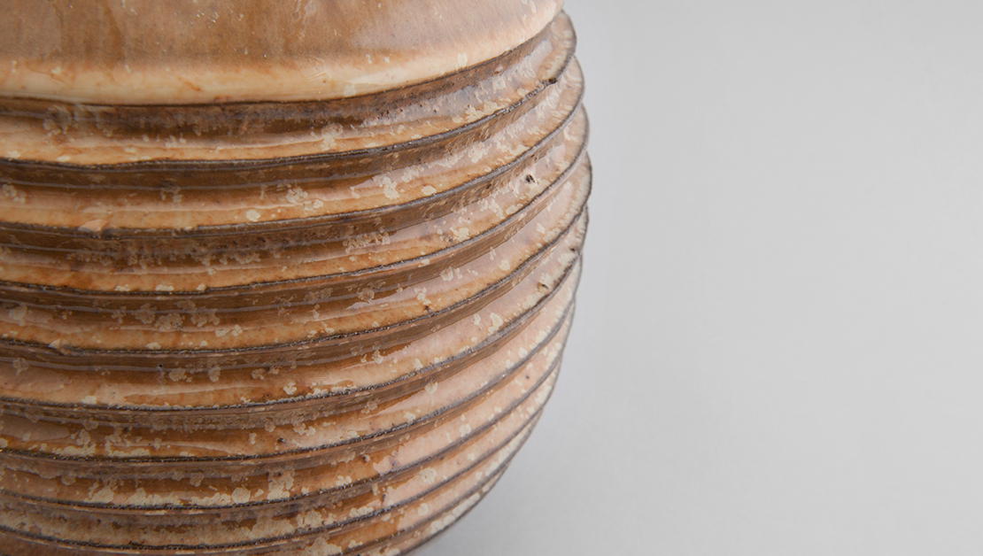 Sesja fotograficzna recznie robionych urn ceramicznych Urnico