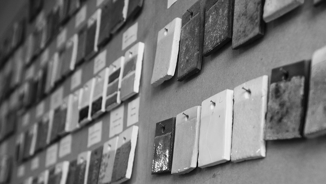 Sesja fotograficzna z produkcji recznie robionych urn ceramicznych Urnico