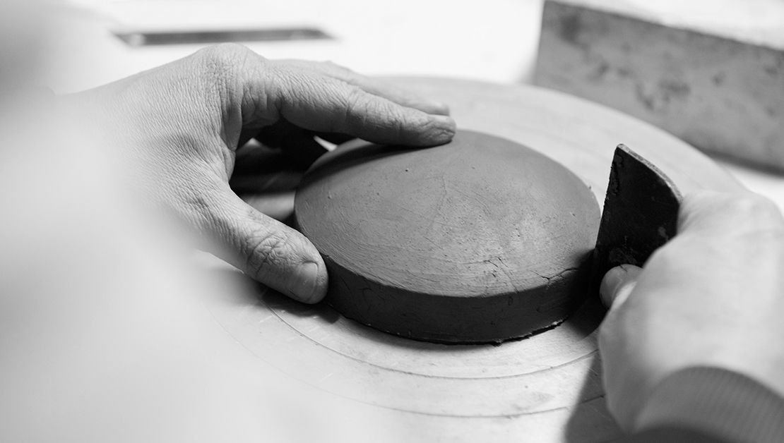 Sesja fotograficzna z produkcji recznie robionych urn ceramicznych Urnico