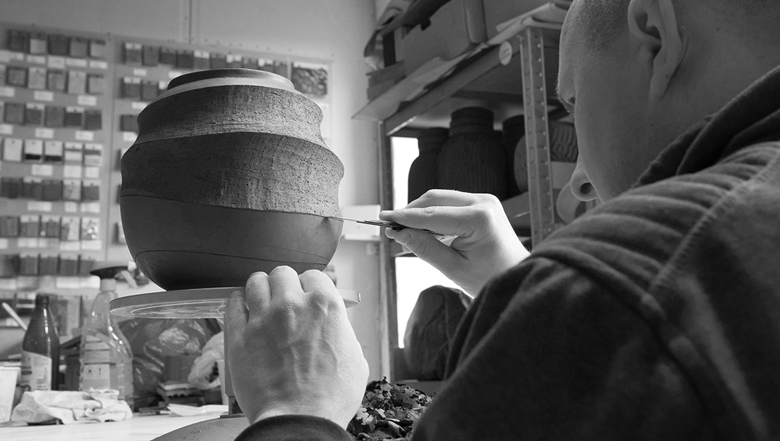 Sesja fotograficzna z produkcji recznie robionych urn ceramicznych Urnico