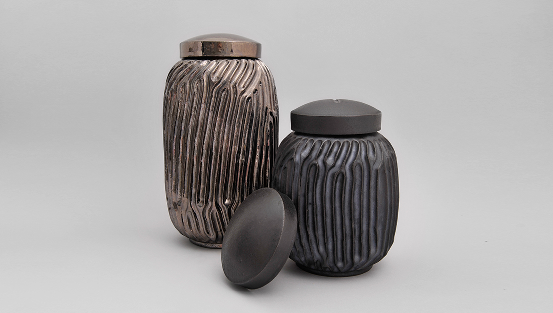 Sesja fotograficzna recznie robionych urn ceramicznych Urnico