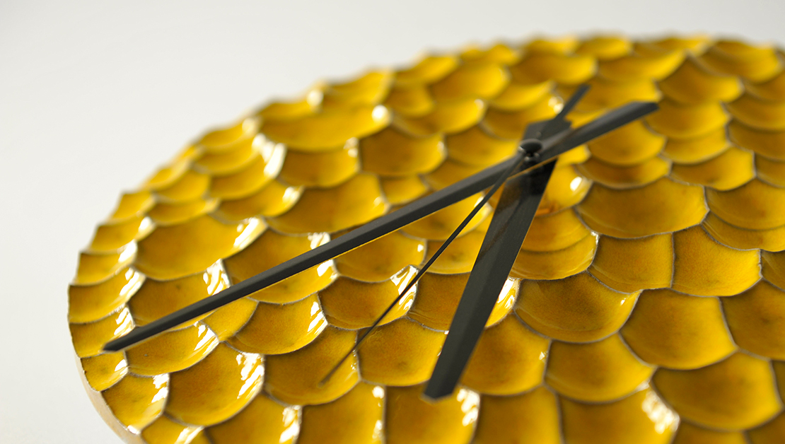 Ręcznie robiony, szkliwiony zegar ceramiczny