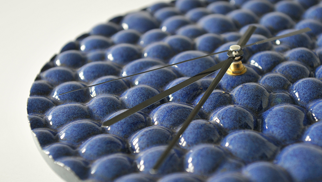 Ręcznie robiony, szkliwiony zegar ceramiczny